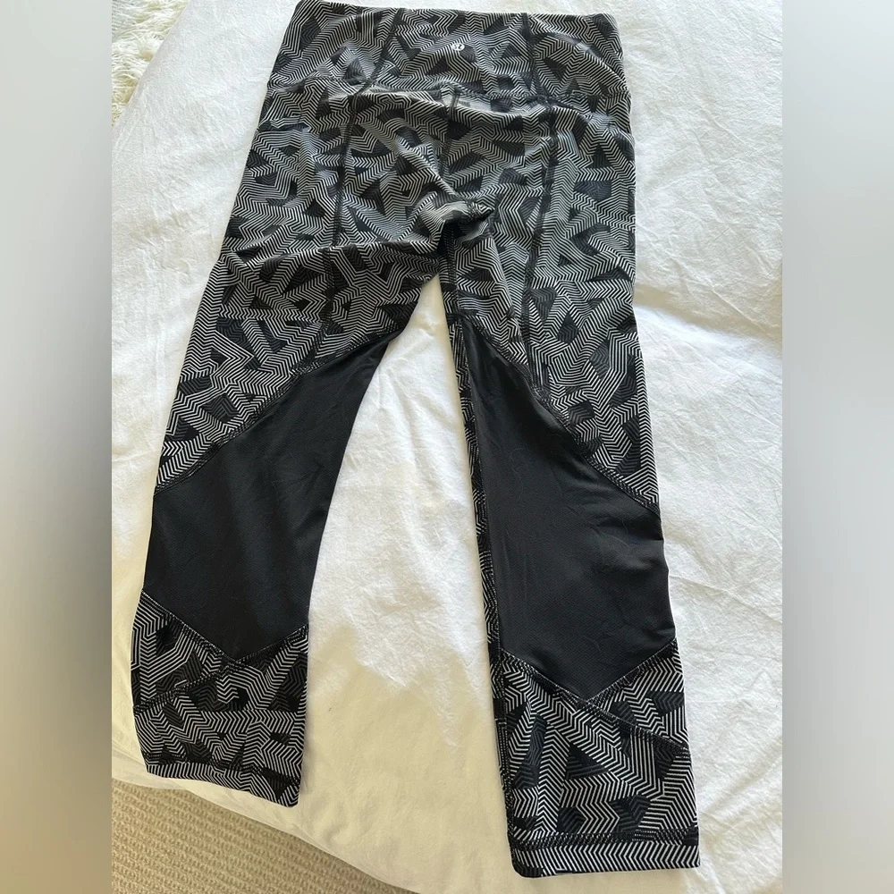 Lululemon Geometric Leggings, size 6 - Picture 10 of 10